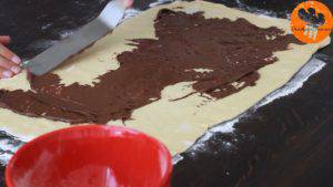Đam Mê Ẩm Thực Thêm-mứt-Chocolate-hạt-rẻ-lên-bề-mặt-bột-và-trải-đều4-300x169  