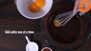 Đam Mê Ẩm Thực Thêm-từng-lòng-đỏ-trứng-3-quả-trứng-vào-hỗn-hợp-Chocolate-bước-1-và-trộn-đều-300x169  