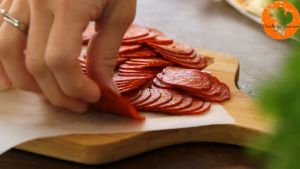 Đam Mê Ẩm Thực Thêm-đều-sốt-cà-chua-phô-mai-Mozzarella-xúc-xích-khô-Pepperoni-2-tbsp-15g-phô-mai-Parmesan-vào-phần-chưa-cắt-của-miếng-bột5  