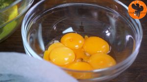 Đam Mê Ẩm Thực Tách-lòng-trắng-và-lòng-trắng-trứng-ra-2-bát-riêng2  