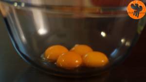 Đam Mê Ẩm Thực Tách-lòng-trắng-và-lòng-đỏ-trứng-để-2-bát-riêng2  