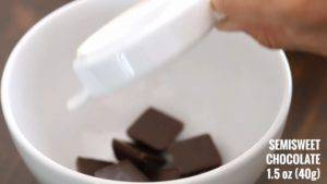 Đam Mê Ẩm Thực Tắt-bếp-cho-1-cup-220g-hỗn-hợp-vừa-đun-vào-bát-Chocolate-và-khuấy-đều-cho-đến-khi-Chocolate-tan-để-riêng-dùng-để-phủ-Chocolate-khi-hoàn-thành.-Sau-đó-để-nguội2-300x169  