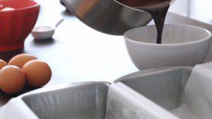 Đam Mê Ẩm Thực Tắt-bếp-cho-1-cup-220g-hỗn-hợp-vừa-đun-vào-bát-Chocolate-và-khuấy-đều-cho-đến-khi-Chocolate-tan-để-riêng-dùng-để-phủ-Chocolate-khi-hoàn-thành.-Sau-đó-để-nguội3-300x169  