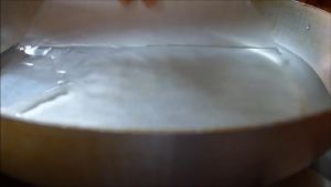 Đam Mê Ẩm Thực Nhúng-qua-bánh-tráng-bánh-đa-nem-vào-nước-hoặc-vẩy-chút-nước-vào-bánh-tráng-và-trải-lên-đĩa2  