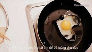 Đam Mê Ẩm Thực Sau-khi-dầu-nóng-cho-trứng-vào-khuôn-để-tạo-hình-và-rán-cho-đến-khi-chín-đều  