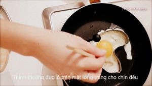 Đam Mê Ẩm Thực Sau-khi-dầu-nóng-cho-trứng-vào-khuôn-để-tạo-hình-và-rán-cho-đến-khi-chín-đều2  