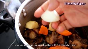 Đam Mê Ẩm Thực Thêm-3-củ-Khoai-tây-1-củ-Cà-rốt-rửa-sạch-ngâm-nước-muối-và-cắt-miếng-vừa-ăn-vào-nồi-và-đun-thêm-10-15-phút-cho-đến-khi-khoai-mềm  