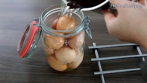 Đam Mê Ẩm Thực Xếp-trứng-vào-lọ-thủy-tinh-và-đổ-nước-muối-ở-bước-1-vào-sao-cho-nước-muối-ngập-toàn-bộ-trứng  