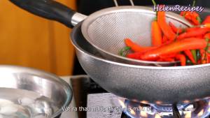 Đam Mê Ẩm Thực Cho-Ớt-Cà-chua-vào-chảo-nước-sôi-trần-trong-2-3-phút2-dammeamthuc.com_  