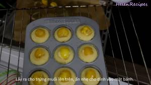 Đam Mê Ẩm Thực Sau-8-phút-thêm-Trứng-Muối-lên-mặt-bánh3-dammeamthuc.com_  