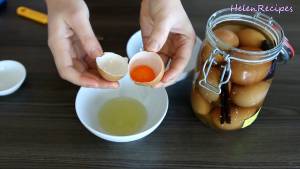 Đam Mê Ẩm Thực Tách-lòng-đỏ-Trứng-Muối-và-cho-vào-bát-dammeamthuc.com_  
