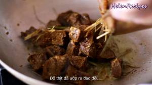 Đam Mê Ẩm Thực Cho-Thịt-Bò-đã-ướp-vào-chảo-và-đảo-đều-dammeamthuc.com_  